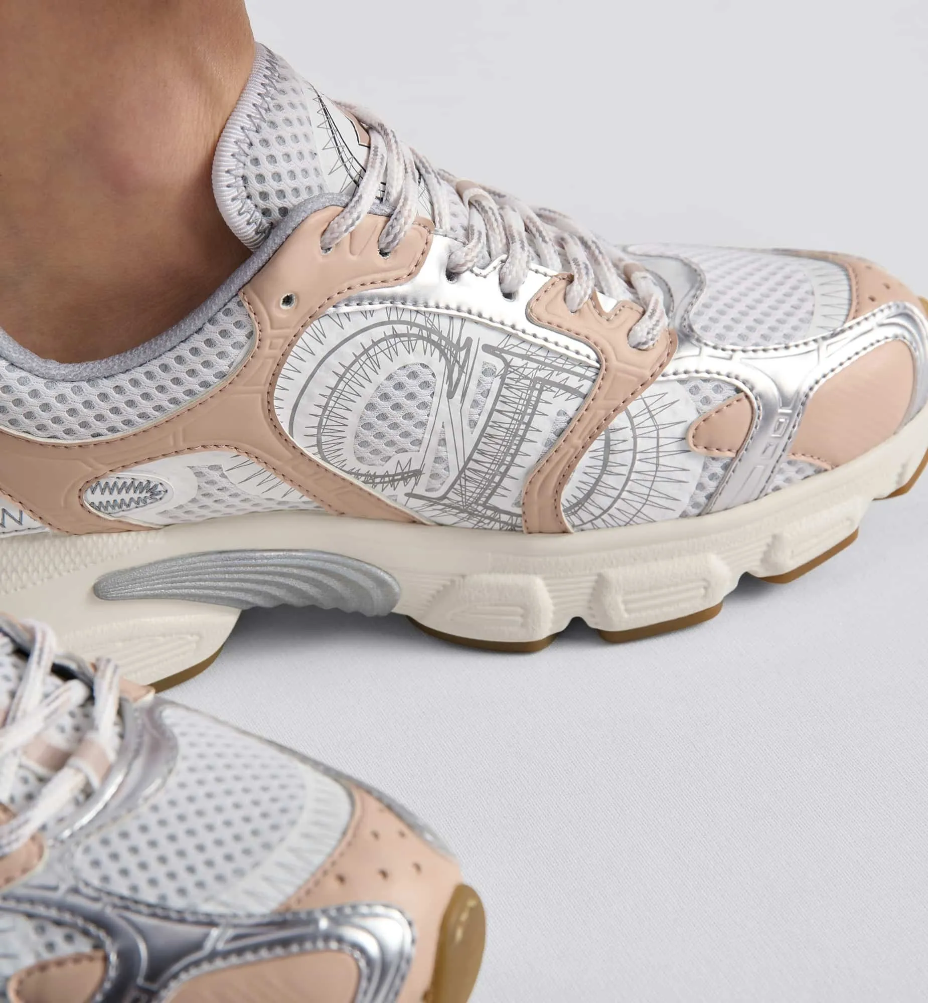 👟👟Ex-factory price 560👟👟 Dior Casual Sports Shoes Dad Shoes This new Dior Chrono sports shoe autumn ready-to-wear series reinterprets running shoes with Dior's high-end style. White and black mesh fabric with leather-effect panels, CD logo on the sides, star patch on the tongue and Dior logo on the heel, many details highlight the style. Using two-color laces, lightweight soles with star decoration, it can create a casual look all year round ▪️Size: 35-40